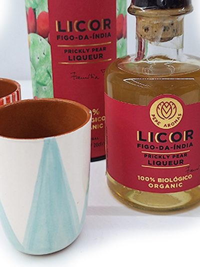 Set of prickly pear liqueur and 4 small cups